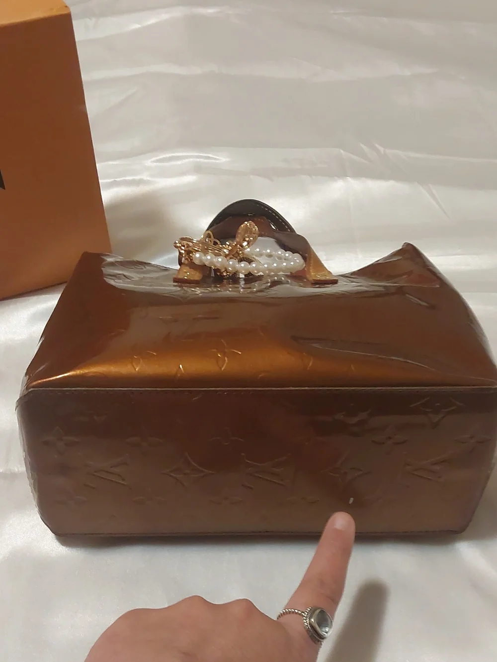 💯% Louis Vuitton Vernis Brown Patent Leather Tote with LV Trunks & Bags Charm🎀